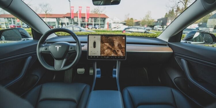 EEUU investiga las funciones de autoconducción de Tesla