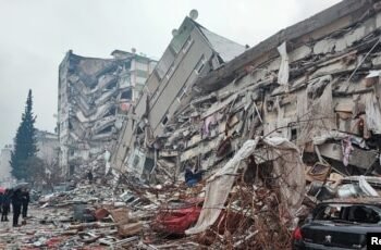 Comienzan a apresar responsables de edificios que se desplomaron en Turquía