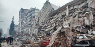 Comienzan a apresar responsables de edificios que se desplomaron en Turquía