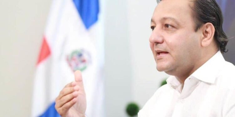 Abel Martínez califica proyecto de ley de migrante que cursa en el Senado dominicano de “alta traición”