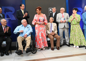 Reaseguradora Santo Domingo entrega reconocientos a Josefa Castillo y otros aseguradores en su 50 aniversario