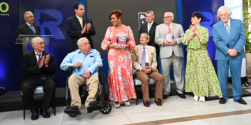 Reaseguradora Santo Domingo entrega reconocientos a Josefa Castillo y otros aseguradores en su 50 aniversario