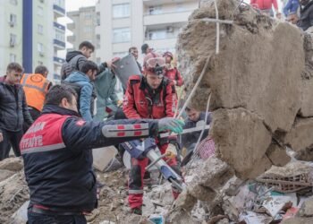 Turquía y Siria buscan contra reloj supervivientes de los terremotos que han causado más de 5.000 muertos