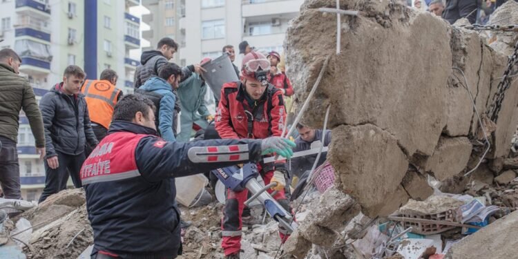 Turquía y Siria buscan contra reloj supervivientes de los terremotos que han causado más de 5.000 muertos