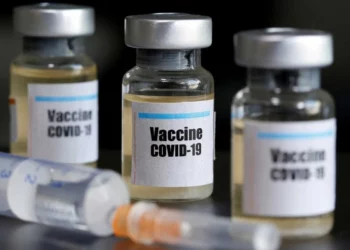 Una infección por coronavirus protege tanto como una vacuna anticovid