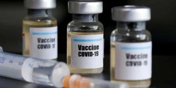 Una infección por coronavirus protege tanto como una vacuna anticovid