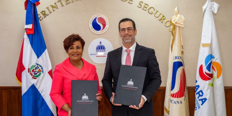 Superintendencia de Seguros y Cámara de Comercio de Santo Domingo firman acuerdo de colaboración