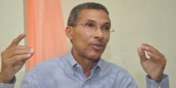 Enriquillo Matos expresidente del Colegio Médico Dominicano (CMD)denuncia atropello de agentes de la Policía Nacional