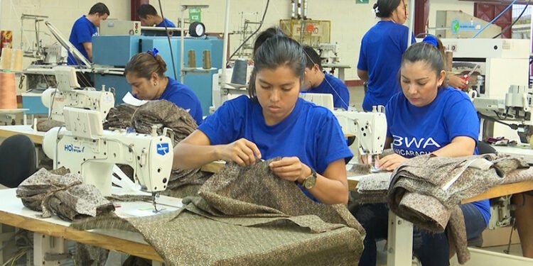 Mujeres representan más del 52% de los empleos formales del sector de zonas francas.