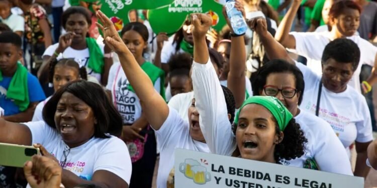 Mujeres exigen despenalizar el aborto y advierten costo político