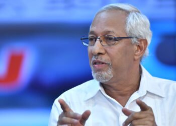 Ministro de Educación acepta dar explicaciones sobre políticas que sigue la institución en materia de libros de texto.