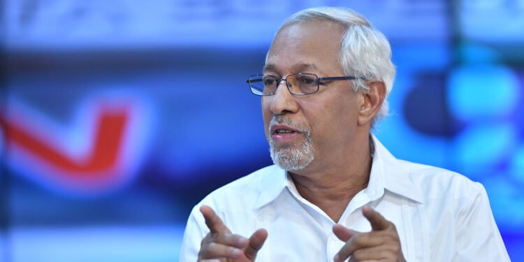 Ministro de Educación acepta dar explicaciones sobre políticas que sigue la institución en materia de libros de texto.