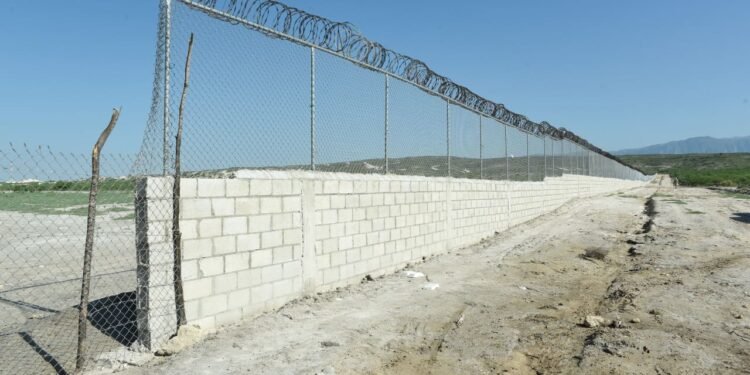 Hay retrasos en la construcción del muro entre la República Dominicana y Haití