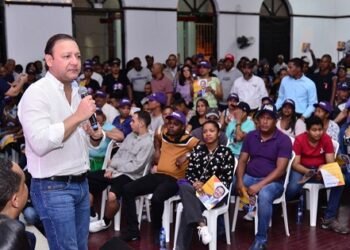 Abel Martínez pide al Gobierno de RD bajar el precio de la gasolina