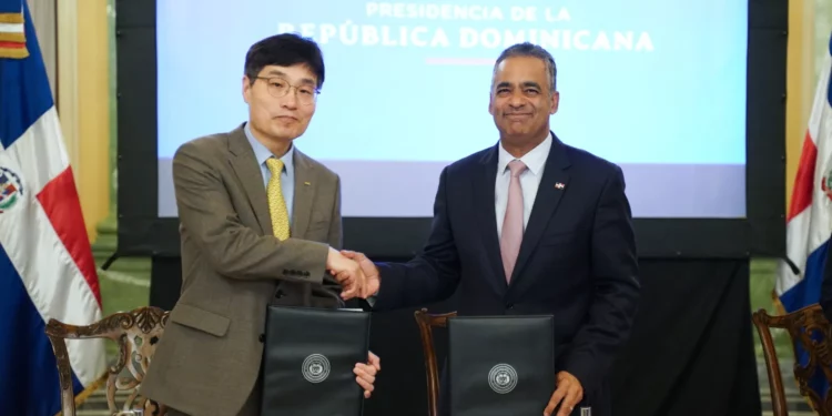 Ministerio de la Presidencia y agencia de Corea del Sur firman acuerdo para evaluación de construcción de aeropuerto en Pedernales