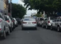 El doble parqueo fastidia en el Gran Santo Domingo