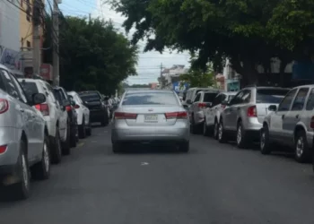 El doble parqueo fastidia en el Gran Santo Domingo