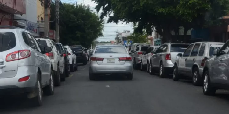 El doble parqueo fastidia en el Gran Santo Domingo