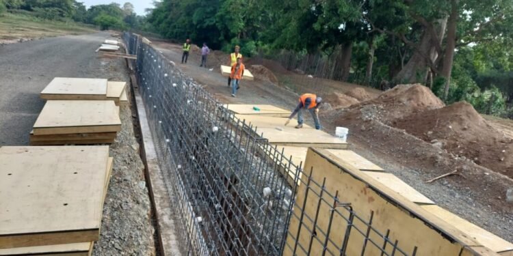 Sustituyen obreros dominicanos por haitianos en construcción del muro fronterizo en Dajabón