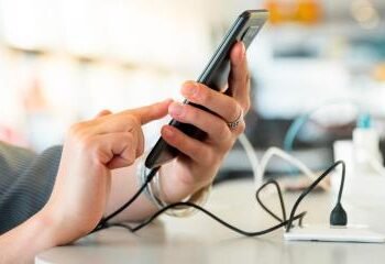 El FBI recomienda no utilizar estaciones de carga de móviles gratuitas