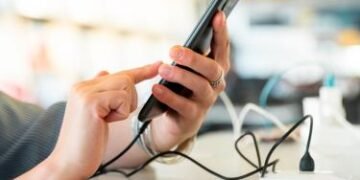 El FBI recomienda no utilizar estaciones de carga de móviles gratuitas