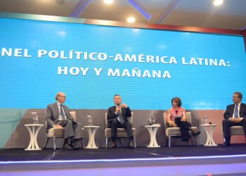 Expresidentes analizan riesgos que enfrenta la democracia.