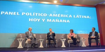 Expresidentes analizan riesgos que enfrenta la democracia.