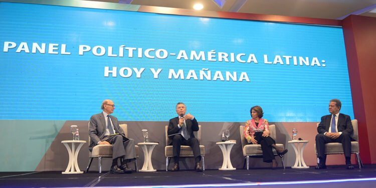 Expresidentes analizan riesgos que enfrenta la democracia.