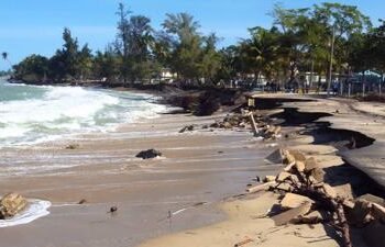 Gobernador de Puerto Rico decreta emergencia ante erosión en zona costera