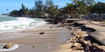 Gobernador de Puerto Rico decreta emergencia ante erosión en zona costera