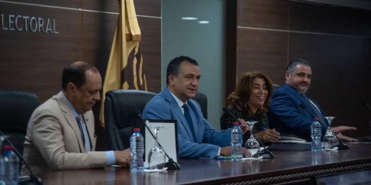 Partidos políticos y JCE discuten la digitalización de los resultados electorales