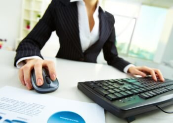 La forma de usar el mouse y teclear revelan tu nivel de estrés laboral, según estudio