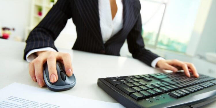 La forma de usar el mouse y teclear revelan tu nivel de estrés laboral, según estudio