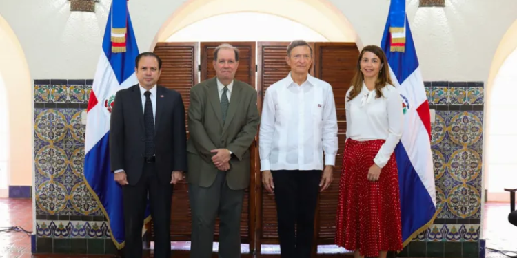 Ministerio de Relaciones Exteriores y la firma INICIA acuerdan promover cultura dominicana en el exterior