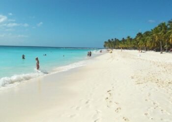 Visitantes no podrán llevar utensilios plásticos a la Isla Saona y Catalina