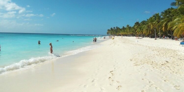 Visitantes no podrán llevar utensilios plásticos a la Isla Saona y Catalina