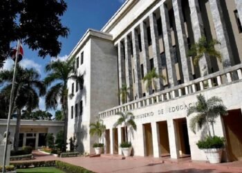 Ministerio de Educación regulará relación entre docentes y estudiantes