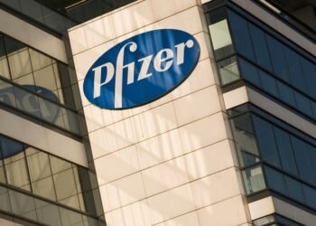 Pfizer gana 5.543 millones de dólares en primer trimestre, un 30 % menos, sobre todo por la caída de las ventas su vacuna contra la covid-19.