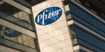 Pfizer gana 5.543 millones de dólares en primer trimestre, un 30 % menos, sobre todo por la caída de las ventas su vacuna contra la covid-19.