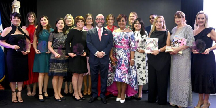 Superindente de Seguros reconoce 29 mujeres empoderadas del sector seguro