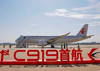 El primer gran avión chino de pasajeros C919 realiza su vuelo comercial inaugural