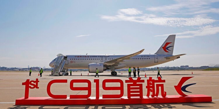 El primer gran avión chino de pasajeros C919 realiza su vuelo comercial inaugural