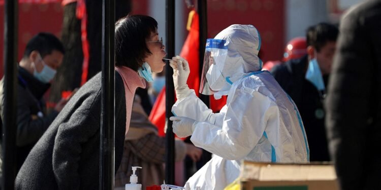 Prevén una nueva ola de covid-19 en China con hasta 65 millones de casos a la semana