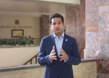 Omar Fernández proponen cumbre por la salud para atender «crisis del sector»