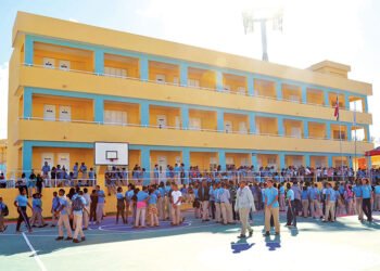 Ministro Educación admite se necesita vigilancia escuelas