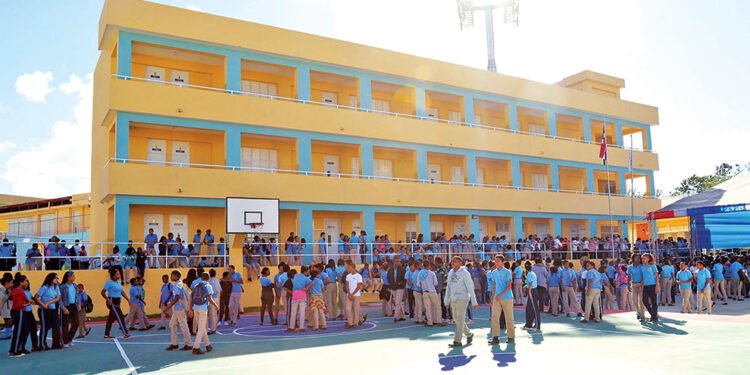 Ministro Educación admite se necesita vigilancia escuelas