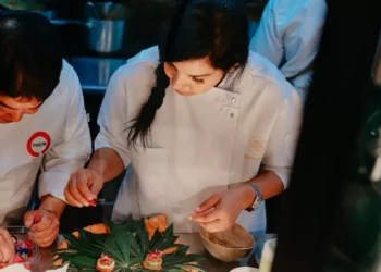 Los chefs Mitsuharu Tsumura y la Chef Tita presentan mezclan la gastronomía peruana y dominicana