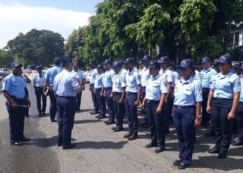 Educación tiene más de 12,900 policías escolares nombrados, pero solo 1,400 protegen escuelas
