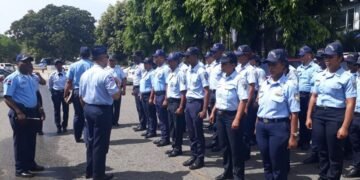 Educación tiene más de 12,900 policías escolares nombrados, pero solo 1,400 protegen escuelas