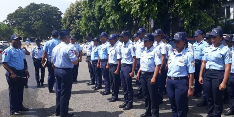 Educación tiene más de 12,900 policías escolares nombrados, pero solo 1,400 protegen escuelas